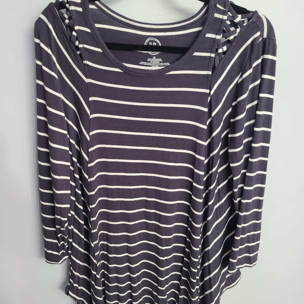 Maurices top‎